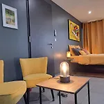 Le 7 *